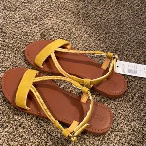 Roxy sandals size 8